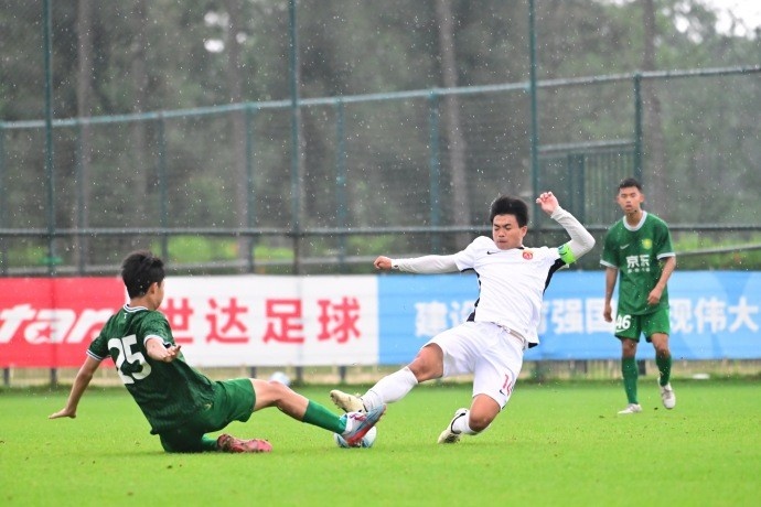  朗斯青年军崛起，连胜强队跻身前三甲  