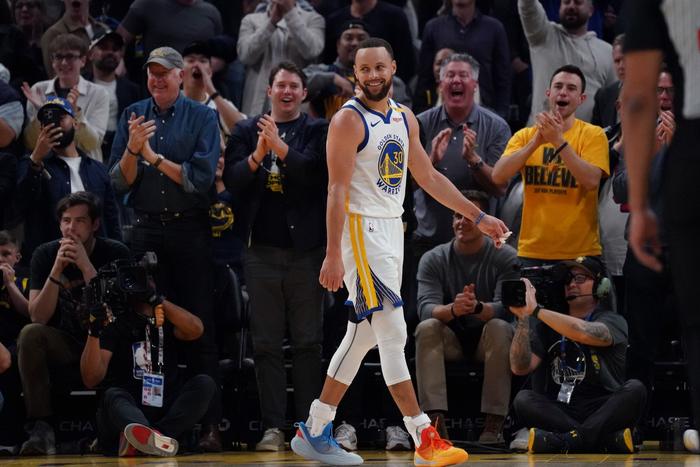  库里常规赛三分命中数突破四千大关  