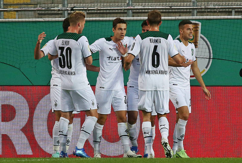  德甲揭幕战拜仁展现卫冕冠军统治力  